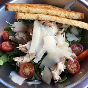 Gluten-free salad with bread from Comoncy