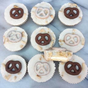 Pretzel Frozen Yogurt Cookie Cups with Glutino products