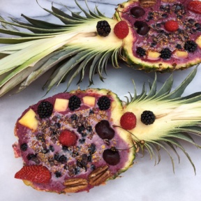 Smoothie in Pineapple Boats