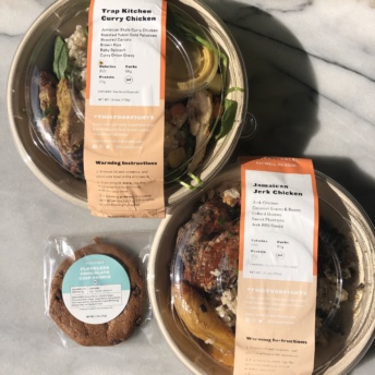 Gluten-free bowls and cookie by Everytable