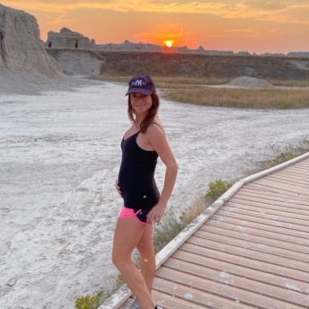 Jackie at 20 weeks pregnant in the Badlands