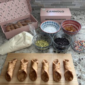 Making my own gluten-free cannolis with Cannolo!