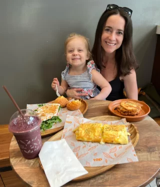 Morning in the city with the whole crew‼️ Stopped by the embassy to get Norwegian passports for Chloe & Liam🇳🇴🤗 And then grabbed an early lunch at 100% #GlutenFree spot @eat_tap 😍 SO delicious🙌🏼 My fave is the smoked salmon tapioca sandwich🙋🏻‍♀️ Also love the pao de queijo, BEC egg wrap, chicken panini, and smoothie 🌯🍳🍓🍌👯 #glutenfreefollowme